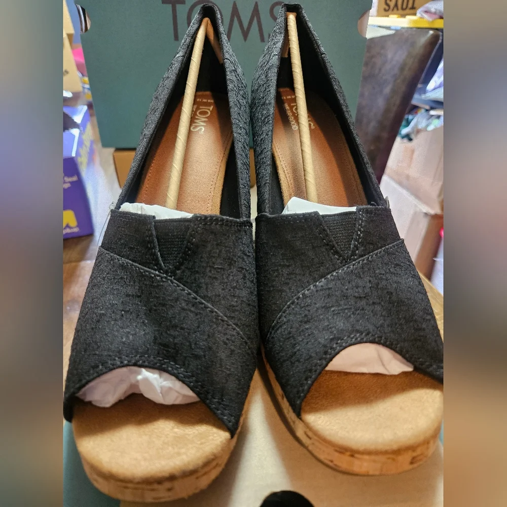 TOMS CLASSIC WEDGE BLACK: NEW IN BOX: SIZE 12